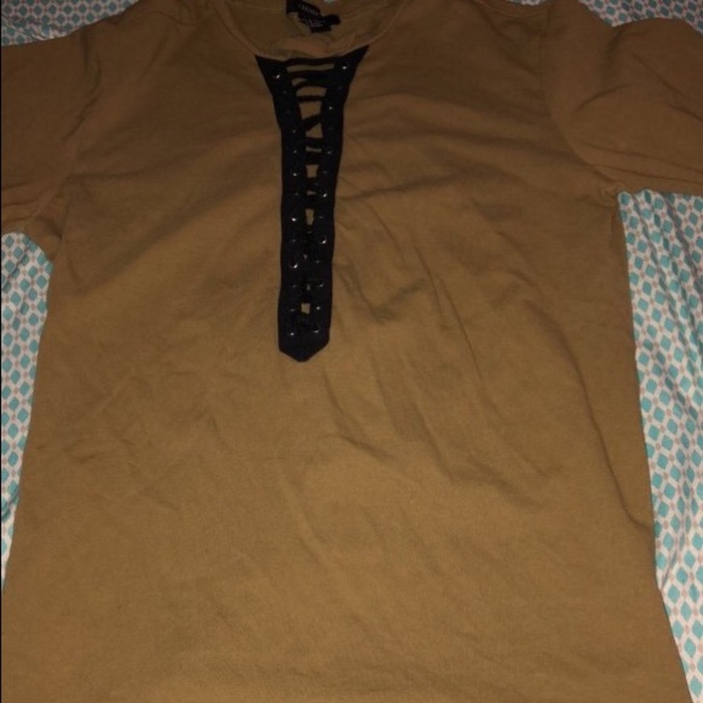green shirt sleeve tee